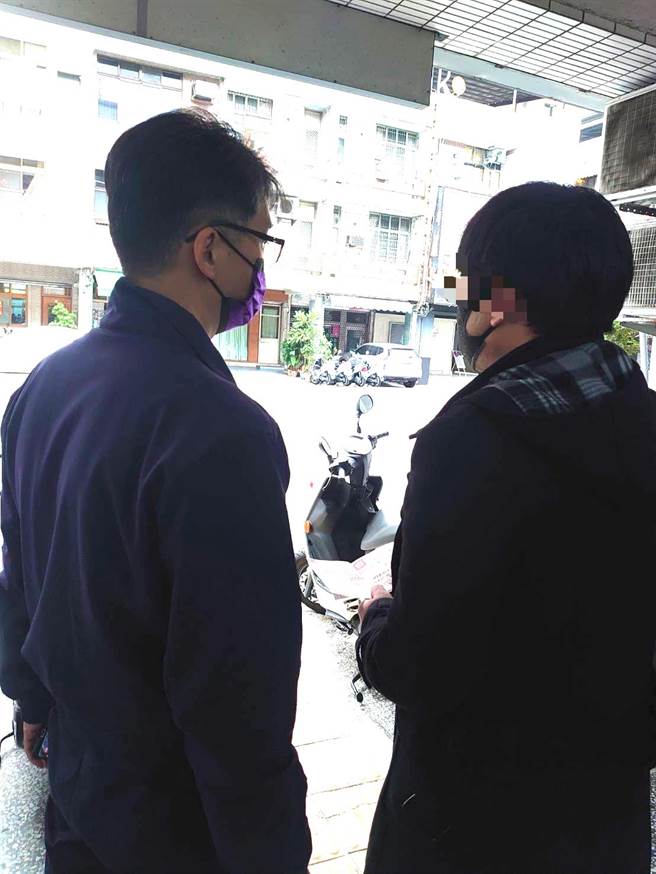 上圖為同車友人趙男（右）。（翻攝畫面/石秀華高雄傳真）