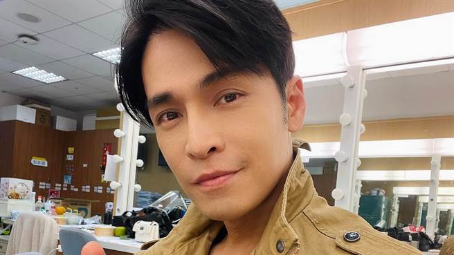 GINO 近日在IG上公开王彩桦及陈美凤私下睡着的模样，引起网友热烈讨论。（图／FB@GINO Tsai）