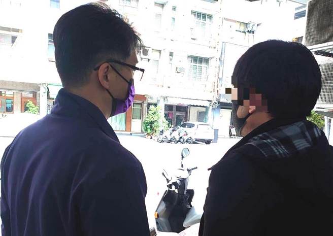 高雄BMW男酒駕害一家四口天人永隔，同車友人趙男（右）因勸不動，也遭警方開單。（翻攝畫面/石秀華高雄傳真）
