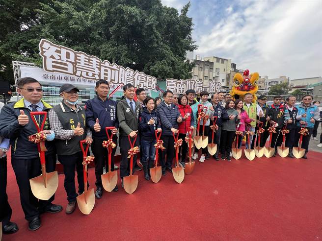 台南市长黄伟哲偕同贵宾参与青年路停E8多功能立体停车场动土典礼。（洪荣志摄）