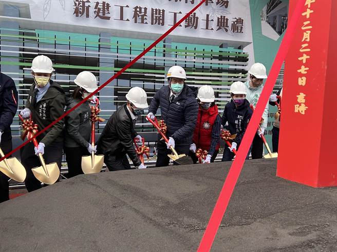 台南市长黄伟哲主持青年路停E8多功能立体停车场动土。（洪荣志摄）