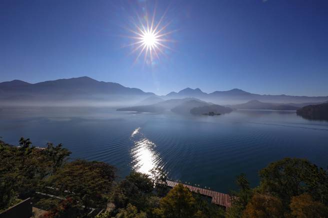 阳光在湖面交映，犹如双日出奇景。（涵碧楼提供／廖志晃南投传真）