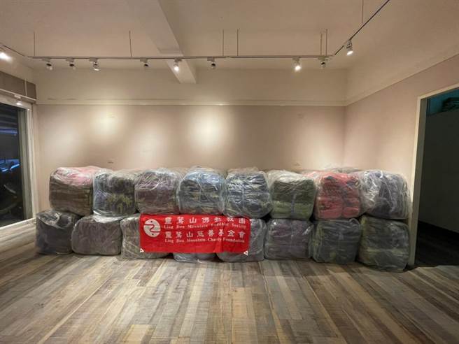 捐贈愛心棉被給基隆家扶中心瑞芳服務處。（靈鷲山佛教教團提供）