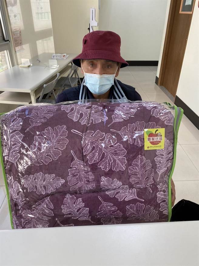獲贈愛心棉被相當感恩。（靈鷲山佛教教團提供）