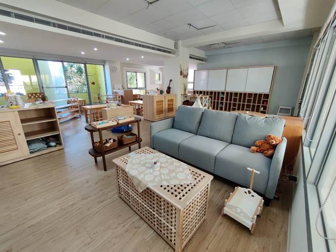 桃园市大和非营利幼儿园使用低彩度教具及家具摆设，减少不必要色彩刺激。（戴小芹建筑师事务所委托原间摄影工作提供／林志成台北传真）