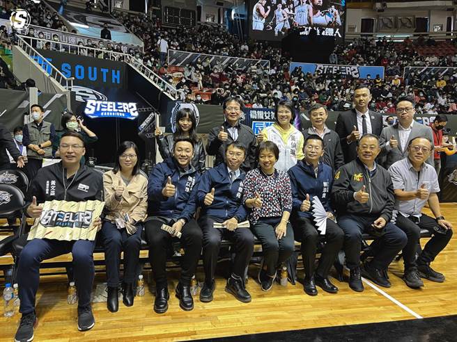 高雄市府由副市長史哲帶領，包含兩位副秘書長郭添貴、王啟川，以及運發局長侯尊堯、青年局長張以理、都發局、教育局、毒防局等市政府共12位局處首長，到場觀戰。(高雄鋼鐵人提供)