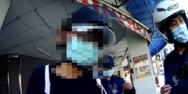 高雄60歲林姓男子26日騎乘兒子的機車行經苓雅區憲政路、大順三路口時，遭眼尖巡邏員警發現機車疑似有違法變造車殼的痕跡，員警查核林男身分，赫然發現他是高雄地檢署發布的毒品通緝犯，便立即將林男逮捕歸案。（翻攝畫面／洪浩軒高雄傳真）