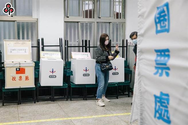 據中選會統計，候選人違反公職人員選舉罷免法行賄罪、妨害他人競選等，對政黨連坐裁罰，共開罰5個政黨。圖為投票示意圖。（本報資料照片）