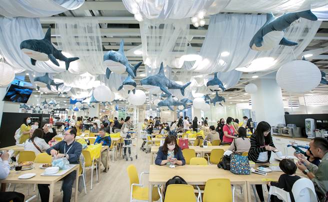 有网友认为IKEA餐点都不便宜，但生意却很好，好奇「IKEA真的有那么好吃吗」，不少网友认为，餐点是其次，不限用餐时间才是优点。图非新闻当事人。（示意图/粘耿豪摄）