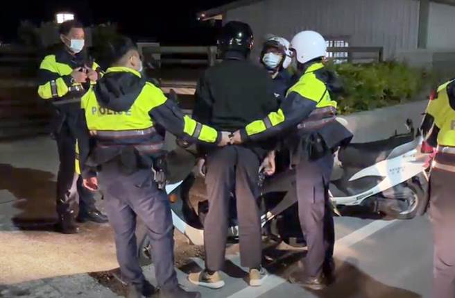 呂男無照駕駛又沒戴口罩，遭警方攔截逮捕。（民眾提供）