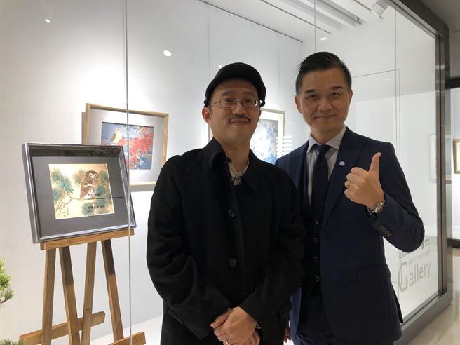 中友時尚藝廊邀請藝術家胡以誠展出「工筆花鳥精品展」，藝術家胡以誠與中友百貨企劃處簡聰政經理合影。（馮惠宜攝）