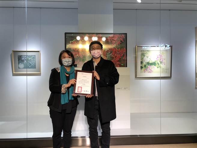 胡以誠提供《秋塘》一作於本次展覽中進行義賣，勵馨基金會蔡美玲副主任頒感謝狀給胡以誠。（馮惠宜攝）