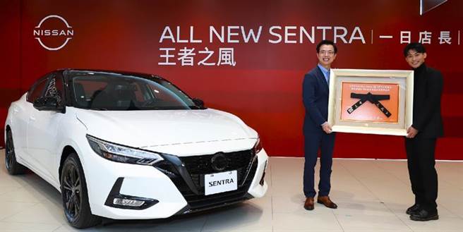 （裕隆日产汽车邀请柔道男神杨勇纬（右）担任一日店长，行销ALL NEW SENTRA车款，裕日车副总经理钟文川（左）送上「王者之风柔道夺冠带」致谢。图／业者提供）
