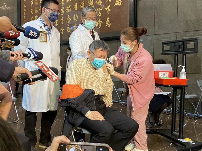 柯文哲今也率領北市副市長蔡炳坤與北市府祕書長陳志銘，一同接種第3劑疫苗；柯前2劑施打的疫苗為AZ，而今天所接種的疫苗為BNT。打完疫苗後，他表情猙獰說，「這次怎麼那麼痛？」（游念育攝）