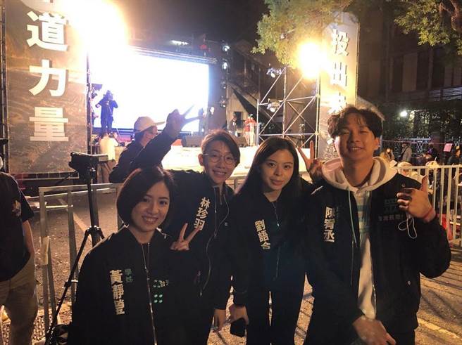 亲橘色彩6名子弟兵遭党内基层戏称「橘系六小福」，黄瀞莹（由左至右）、林珍羽、刘语合、陈宥丞日前出席公投造势活动。（摘自陈宥丞脸书）