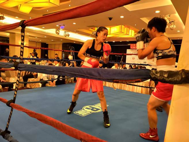 王靖蓉（左）卖力出赛。（耶诞夜拳击大餐提供）
