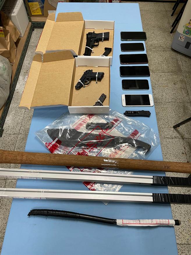 警方在12月23日逮捕十五分帮刘姓主嫌查扣球棒、空气枪等证物。（图／翻摄画面）