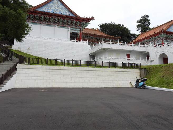 花蓮縣忠烈祠原址為日據時期的花蓮港神社，日前縣府民政處進行修繕維護，地方文資團體卻發現神社殘跡「瑞垣」及「石垣」遭工程破壞，且外表也被重新整修。（羅亦晽攝）