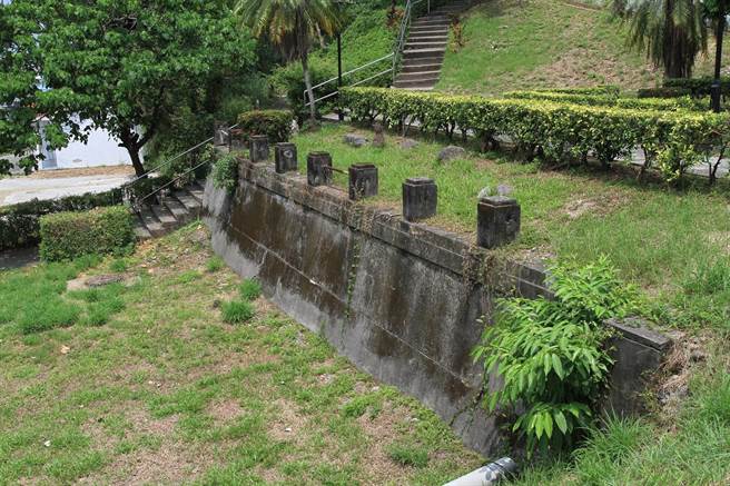 花蓮縣忠烈祠原址為日據時期的花蓮港神社，日前縣府民政處進行修繕維護，地方文資團體卻發現神社殘跡「瑞垣」及「石垣」遭工程破壞，且外表也被重新整修；圖為施工前的樣貌。（文史工作者黃家榮提供／羅亦晽花蓮傳真）