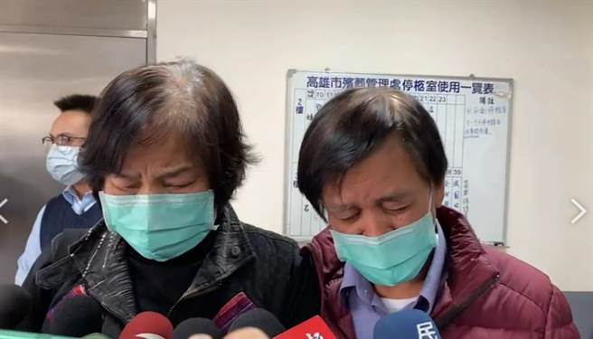死者范女父母在市立殯儀館配合檢警相驗女兒遺體，泣訴希望法律能嚴懲酒駕，女兒是最後一個酒駕犧牲者。（石秀華攝）
