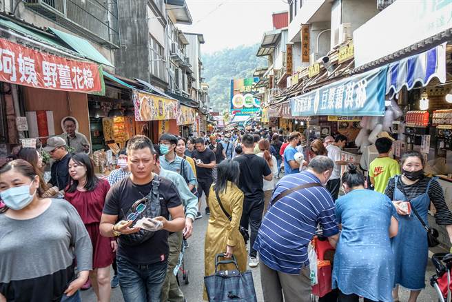 新竹县内湾老街商圈、尖石风景区等观光游憩区，预期元旦连假将涌现人潮。（罗浚滨摄）