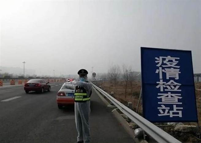 大陸防疫人員檢查進出北京的車輛。 （東網）