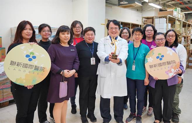 联新国际医院获颁绿色採购绩优奖。(联新国际医院提供／吕筱蝉桃园传真)