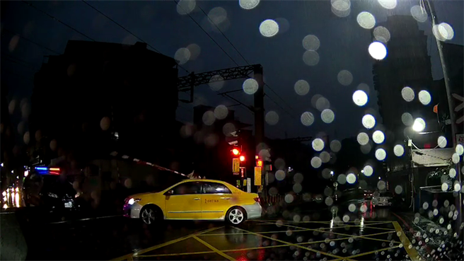 警車、計程車再次因反應不及被遮斷桿砸中、困在鐵軌上。（讀者提供／陳彩玲基隆傳真）