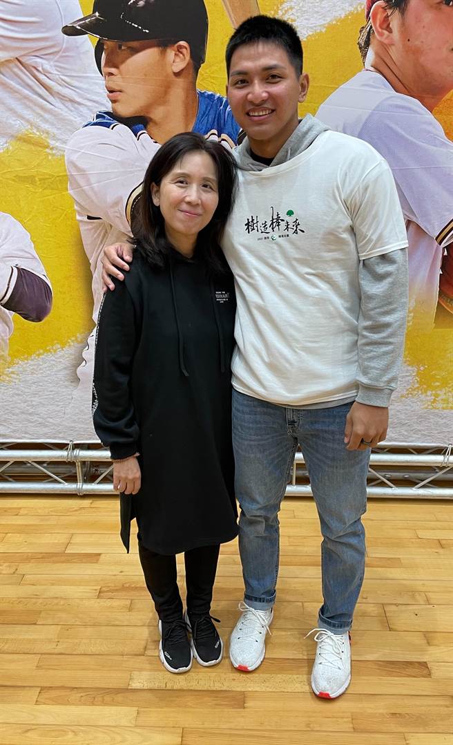 刘致荣（右）与高中化学老师。（毛琬婷摄）