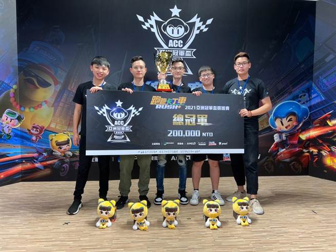 树德科大行销管理系四年级学生陈耀宇（中）与队友日前获得《跑跑卡丁车RUSH＋》亚洲冠军杯选拔赛总冠军。（树德科大提供／林瑞益高雄传真）