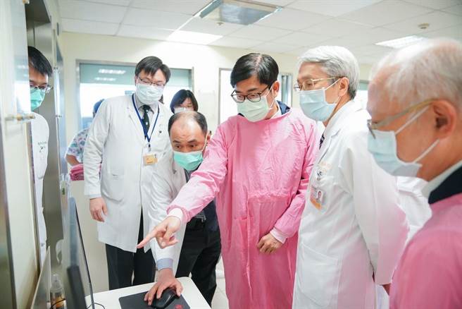 陈其迈市长探望河东路酒驾事故伤者。(取自高雄市府官网)