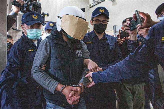 黃姓男子26日晚間酒駕高速撞上林姓男子一家四口，導致林男妻子當場死亡、1名女兒重傷，黃男表示想去靈堂上香致意。（袁庭堯攝）