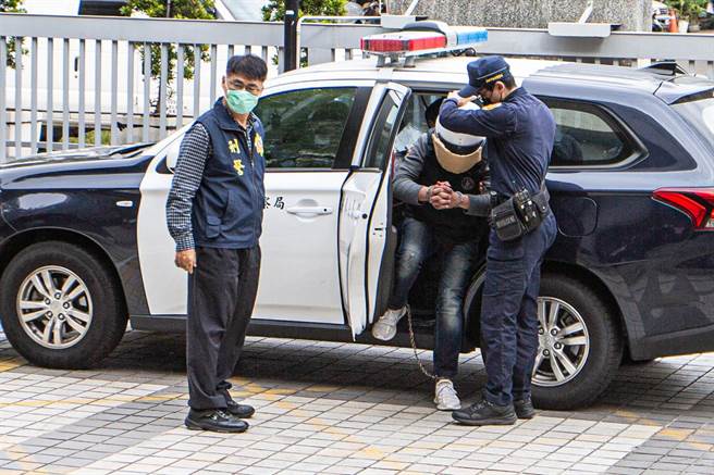 黃男一下車似乎有些腳軟，但已經沒有酒意的他直說「對不起」。（袁庭堯攝）