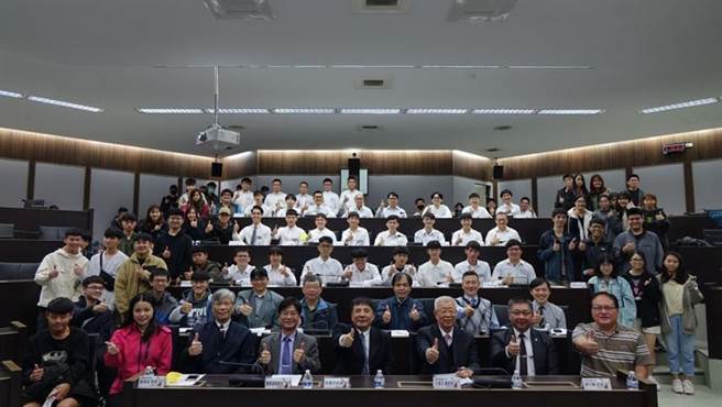 （裕民航运颁赠臺湾海洋大学奖助学金。图／裕民航运提供）
