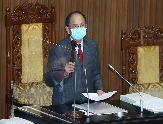 立法院長游錫堃在結婚週年日仍為了總預算的審查，主持朝野協商至深夜。（資料照／姚志平攝）