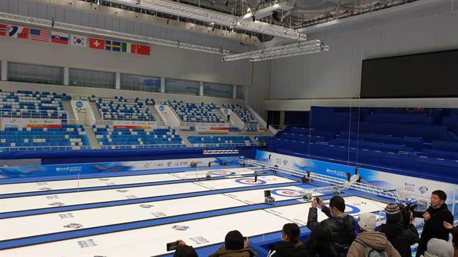 北京国家游泳馆水立方变身冰立方，提供冬奥冰上赛事比赛场地。（蓝孝威摄）