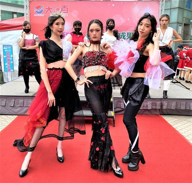 （高雄大远百与屏东科技大学合作，共同举办「后疫时代创意服装动态Show」活动。图／大远百提供）