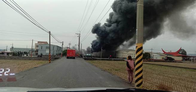 彰化芬园嘉中街一家塑胶工厂大火，浓烟窜天陷入全面燃烧，消防人员全力抢救中，所幸无人受困伤亡。（民眾提供／谢琼云彰化传真）