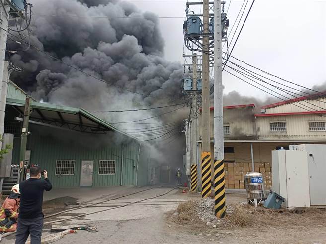 彰化芬园嘉中街一家塑胶工厂大火，浓烟窜天陷入全面燃烧，消防人员全力抢救中，所幸无人受困伤亡。（民眾提供／谢琼云彰化传真）