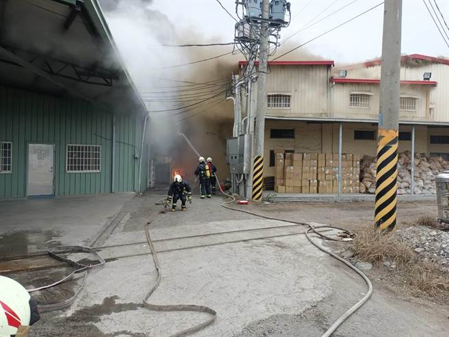 彰化芬园嘉中街一家塑胶工厂大火，浓烟窜天陷入全面燃烧，消防人员全力抢救中，所幸无人受困伤亡。（民眾提供／谢琼云彰化传真）