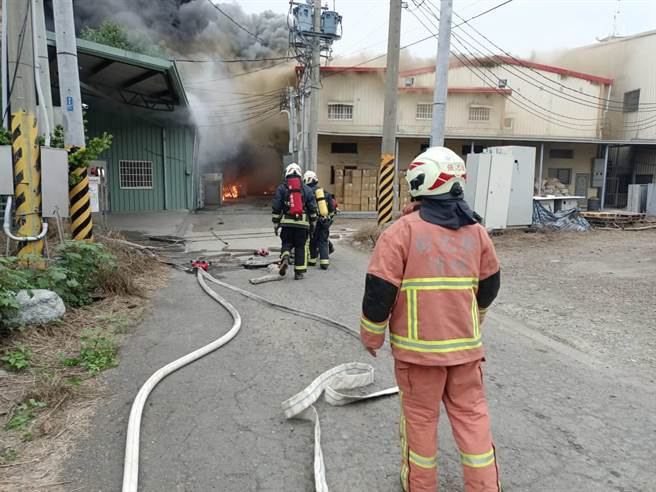 彰化芬园嘉中街一家塑胶工厂大火，浓烟窜天陷入全面燃烧，消防人员全力抢救中，所幸无人受困伤亡。（民眾提供／谢琼云彰化传真）