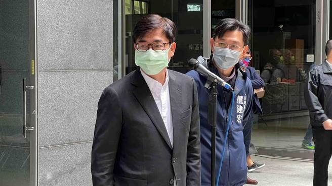 高雄市长陈其迈今下午出席亚湾「梦想方舟」开幕活动前，再次公开疾呼，建议高雄地院从重量刑，且中央必须修法，加严罚则。有网友爆料，陈其迈座车11月也被酒驾撞。（柯宗纬摄）