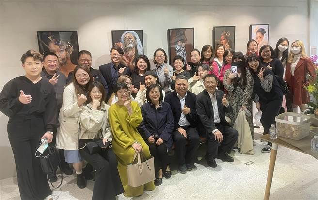 醒吾科大陳義文校長(前排左五)與周燦德前校長(前排左四)及醒吾科大各院系師生到展場幫周佳瑋老師打氣。(醒吾科大提供)