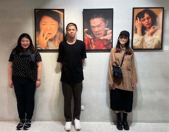 展品中周佳瑋老師有一幅與時尚系第二屆畢業生郭冠廷(圖中)合作應用影視特效，打造老妝角色。(醒吾科大提供)