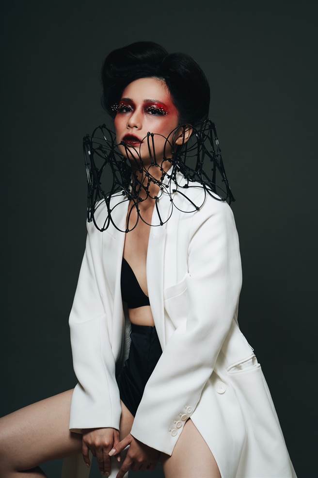 周佳瑋老師以束帶打造配件，搭配整體妝髮造型呈現時尚風格。(醒吾科大提供)