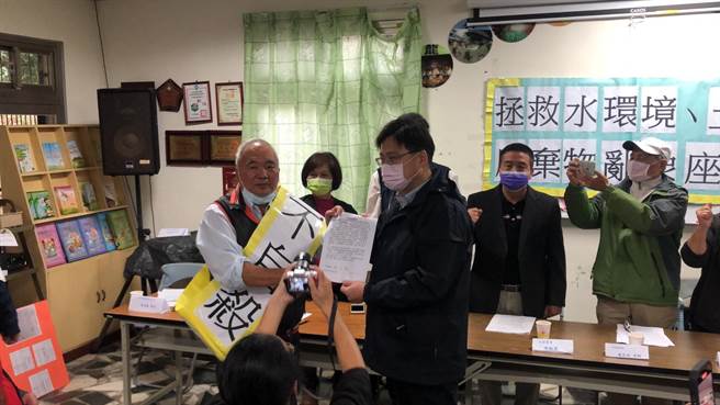 反坤輿自救會長27日下午發表不自殺聲明。（反坤輿自救會提供／李京昇苗栗傳真）