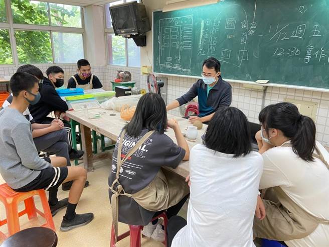 新北市鶯歌工商陶瓷工程科近期舉辦成果展，校方透過教育局「創新教育加速器」，與陶瓷業界結合，邀請近年獲得金壺獎的許旭倫、林宗誼等大師教授學生，製作出許多別具特色的茶器。（鶯歌工商提供）