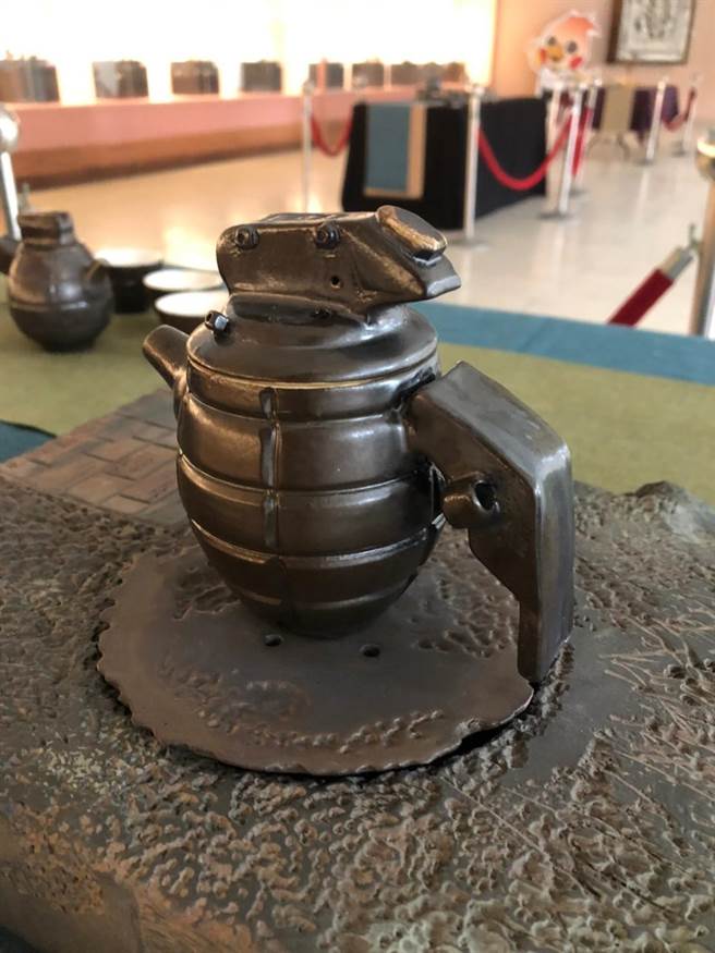 新北市鶯歌工商陶瓷工程科近期舉辦成果展，校方透過教育局「創新教育加速器」，與陶瓷業界結合，邀請近年獲得金壺獎的許旭倫、林宗誼等大師教授學生，製作出許多別具特色的茶器。（鶯歌工商提供）