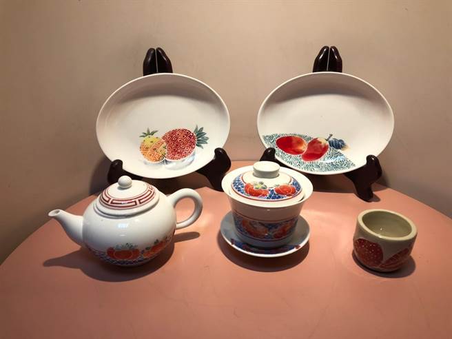 新北市鶯歌工商陶瓷工程科近期舉辦成果展，校方透過教育局「創新教育加速器」，與陶瓷業界結合，邀請近年獲得金壺獎的許旭倫、林宗誼等大師教授學生，製作出許多別具特色的茶器。（鶯歌工商提供）