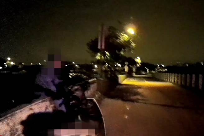 18岁男为感情所困，落寞坐在桥护栏上。（雾峰分局提供／黄国峰台中传真）